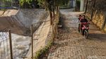 Potret Pintu Air Situ Parigi Penuh Limbah Busa