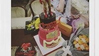 Ulang tahun ke-23 tahun lalu, Prilly dapat kejutan istimewa. Berupa kado bermerek dan kue ulang tahun tema Iron Man! Foto: Instagram prillylatuconsina96