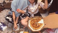 Kalau ini kedekatan Prilly dengan temannya. Ia membangunkan sang teman dengan beragam makanan enak, dari martabak sampai pizza. Foto: Instagram prillylatuconsina96