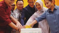 Bersama Sandiaga Uno dan Nur Asia, Prilly memotong kue tart sebagai bentuk syukuran Gekraf. Siap bertugas untuk jayakan ekonomi kreatif Indonesia, tulis Prilly. Foto: Instagram prillylatuconsina96