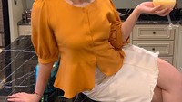 Begini nih pose imut Prilly saat minum segelas jus. Wanita mungil ini tampak memamerkan suasana dapur di rumah barunya. Foto: Instagram prillylatuconsina96