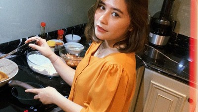 Imutnya Prilly Latuconsina Saat Masak hingga Nikmati Afternoon Tea