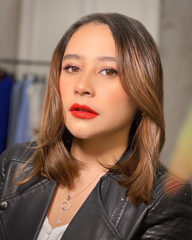 Memiliki wajah cantik seperti blasteran, nggak heran kalau Prilly Latuconsina banyak diidolakan. Eiits tapi jangan salah karena ternyata Prilly sendiri nggak punya darah blasteran loh. Prilly adalah artis Indonesia keturunan Lampung. Foto: Instagram prillylatuconsina96