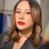 Memiliki wajah cantik seperti blasteran, nggak heran kalau Prilly Latuconsina banyak diidolakan. Eiits tapi jangan salah karena ternyata Prilly sendiri nggak punya darah blasteran loh. Prilly adalah artis Indonesia keturunan Lampung. Foto: Instagram prillylatuconsina96