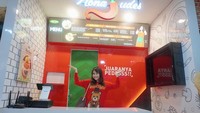 Ini pose bahagia Prilly saat membuka gerai baru usaha kulinernya. Mengusung nama Nona Judes, Prilly menawarkan racikan ayam pedas. Foto: Instagram prillylatuconsina96