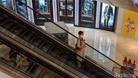 Penerapan PSBB ketat tersebut berdampak salah satunya pada aktivitas pusat perbelanjaan di Ibu Kota. Seperti diketahui, saat awal virus Corona merebak di Jakarta, Pemprov DKI Jakarta menerapkan PSBB secara ketat dengan membatasi aktivitas masyarakat, salah satunya dengan menutup sejumlah mal di Jakarta.
