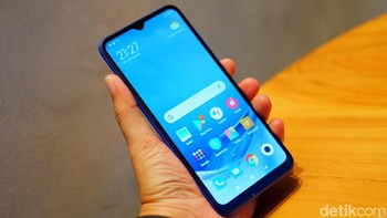 Bagian atas terdapat notch yang menjadi rumah bagi kamera selfie 5 MP. Foto: Adi Fida Rahman/detikINET
