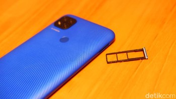 Mendukung Dual SIM Card + microSD. Foto: Adi Fida Rahman/detikINET