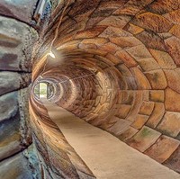 Saat memasuki rumah, kamu akan melewati lorong kecil yang cukup panjang.  Foto: dok. Terri Alexander/realtor.com