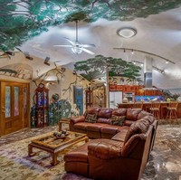 Walaupun dari luar terlihat kecil dan biasa saja, tetapi bagian dalamnya sangat luas dan juga mewah. Terlihat sangat nyaman bukan? Foto: dok. Terri Alexander/realtor.com