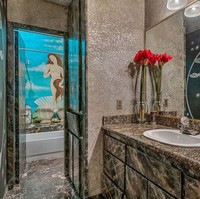 Ini adalah penampakan dari bagian kamar mandinya. Dijamin kamu akan betah dan nyaman jika mandi di sini. Foto: dok. Terri Alexander/realtor.com