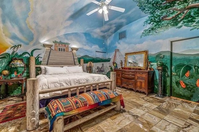 Kalau yang ini adalah penampakan dari salah satu kamar tidur di rumah bawah tanah ini. Walaupun terlihat sangat colorful, tetapi tetap nyaman bukan? Foto: dok. Terri Alexander/realtor.com