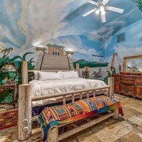 Kalau yang ini adalah penampakan dari salah satu kamar tidur di rumah bawah tanah ini. Walaupun terlihat sangat colorful, tetapi tetap nyaman bukan? Foto: dok. Terri Alexander/realtor.com