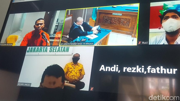 Ruslan Buton (pojok kiri atas) memakai baju tahanan mengikuti sidang secara online (Zunita Amalia Putri/detikcom).