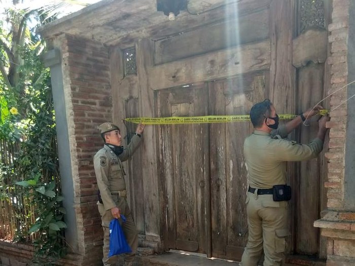 Satpol PP Jepara menyegel kafe di Desa Ngabul, Kecamatan Tahunan, Jepara