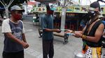 Semar hingga Gatotkaca Bagi-bagi Masker di Malioboro