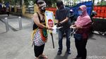 Semar hingga Gatotkaca Bagi-bagi Masker di Malioboro