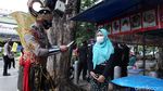 Semar hingga Gatotkaca Bagi-bagi Masker di Malioboro