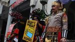 Semar hingga Gatotkaca Bagi-bagi Masker di Malioboro