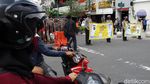 Semar hingga Gatotkaca Bagi-bagi Masker di Malioboro