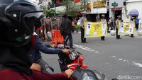 Polisi juga membentangkan spanduk melawan Corona.