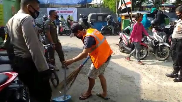 Tak Pakai Masker, Warga di Pasar Buncit Jaksel Disanksi Nyapu Jalanan