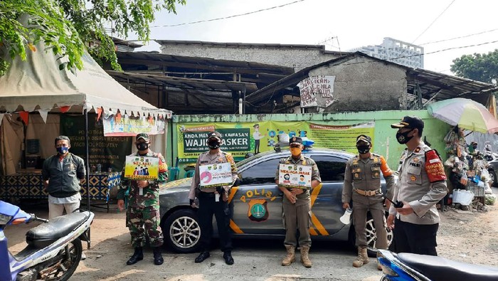 Tak Pakai Masker, Warga di Pasar Buncit Jaksel Disanksi Nyapu Jalanan