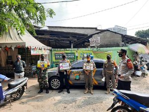 Tak Pakai Masker, Warga di Pasar Buncit Jaksel Disanksi Nyapu Jalanan