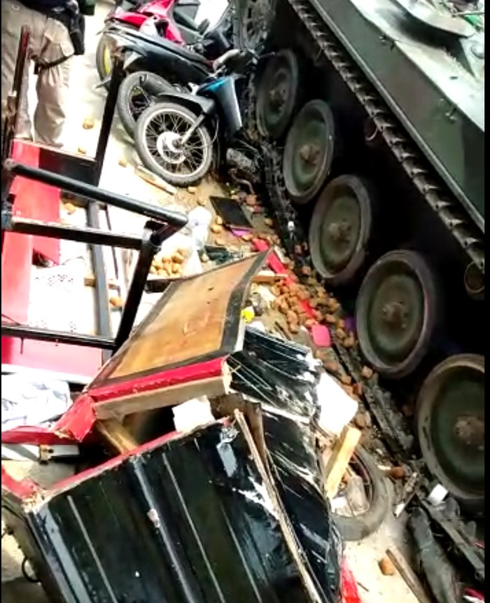 Tank TNI Tabrak Gerobak di Bandung Barat