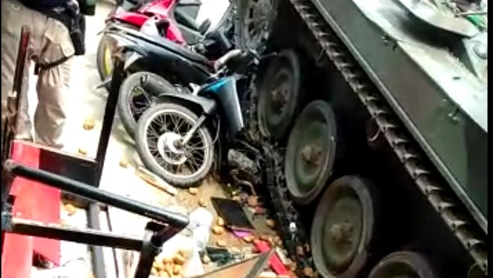 Tank TNI Tabrak Gerobak di Bandung Barat