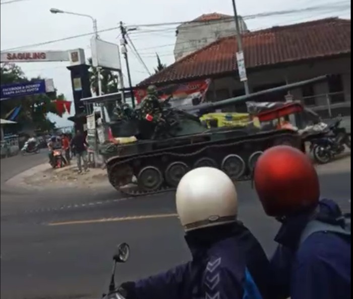 Tank TNI Tabrak Gerobak di Bandung Barat