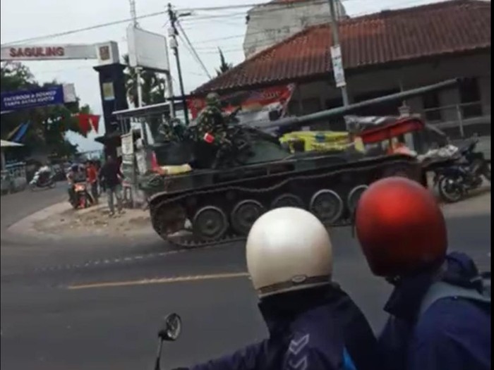 Tank TNI Tabrak Gerobak di Bandung Barat