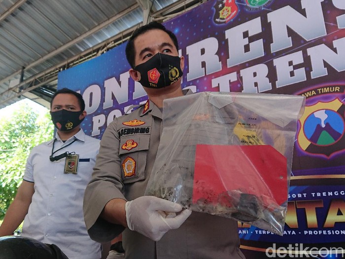 Remaja di Trenggalek dilarikan ke layanan kesehatan, setelah terkena molotov yang dilempar orang tak dikenal di rumahnya. Hingga kini polisi masih memburu para pelaku.