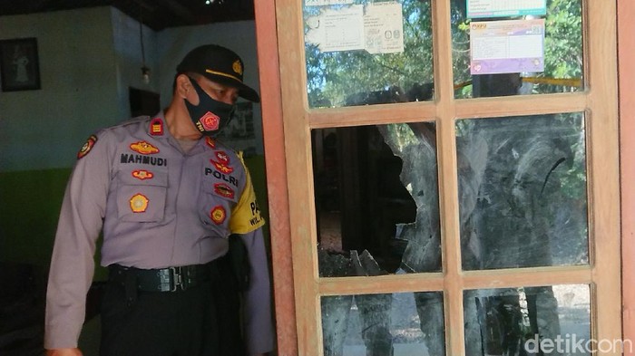Teror molotov terjadi di dua rumah warga Desa Ngadirejo, Kecamatan Pogalan, Trenggalek. Ledakan disertai api itu sempat diduga korsleting listrik.