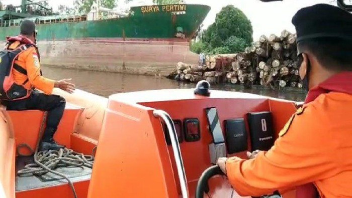 Tim SAR mencari nakhoda kapal yang hilang akibat tabrakan beruntun di Kalteng.