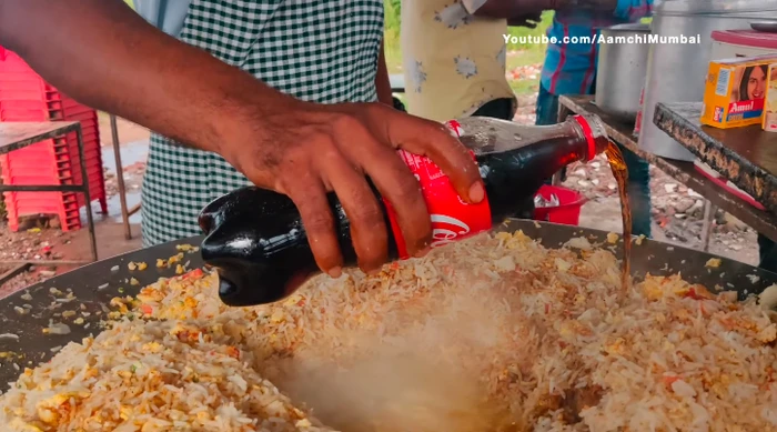 Unik! Nasi Goreng Kaki Lima Ini Dimasak Pakai Cola