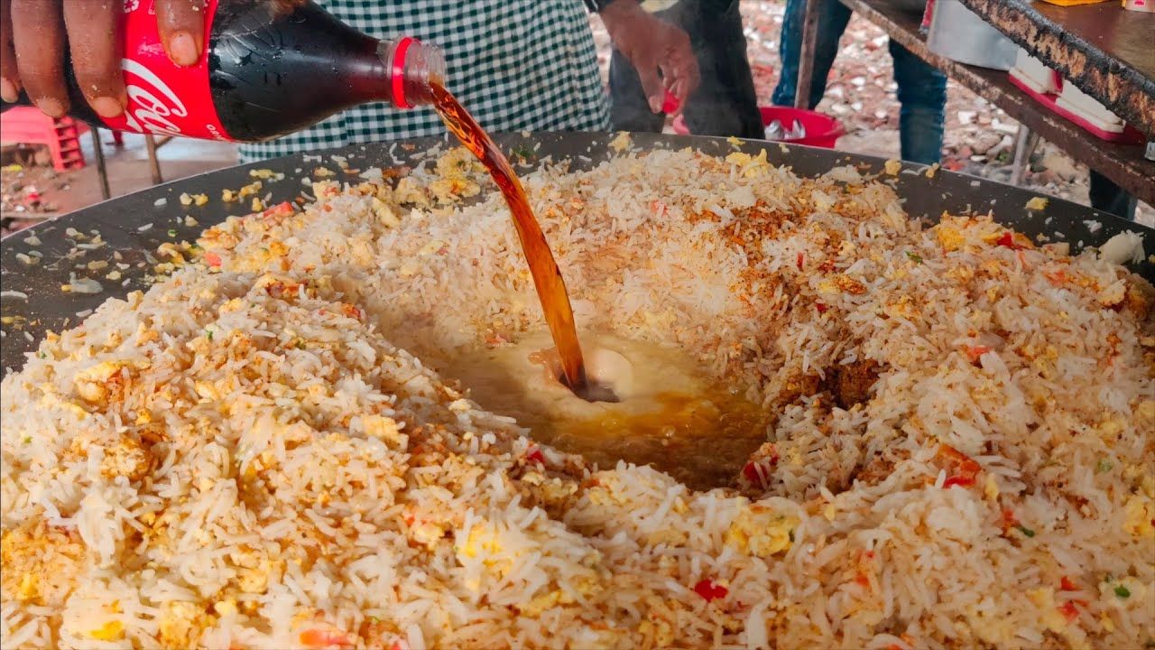 Unik! Nasi Goreng Kaki Lima Ini Dimasak Pakai Cola