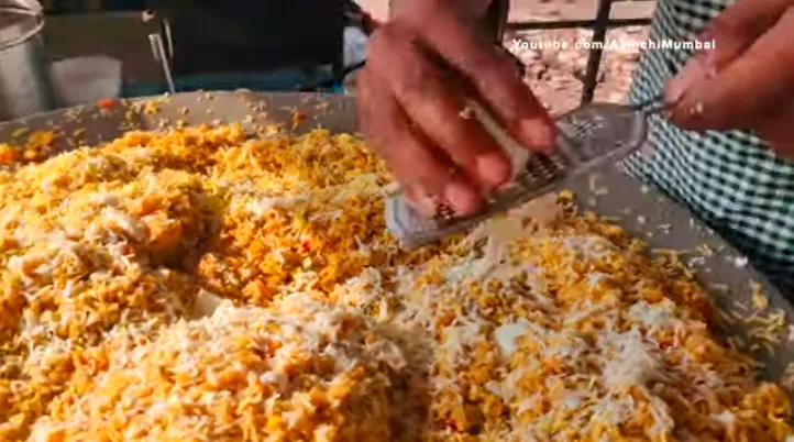 Unik! Nasi Goreng Kaki Lima Ini Dimasak Pakai Cola