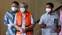 Mantan Ketua PDIP Sumut tersebut diperiksa terkait kasusnya yakni menerima uang ketok palu dari Gubernur Sumut saat itu, Gatot Pujo Nugroho.