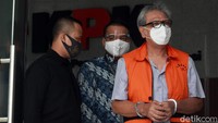 Diketahui, uang itu diberikan untuk meloloskan laporan pertanggungjawaban gubernur dan RAPBD Sumut.