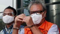 Usai diperiksa KPK, Japorman tampak menunjukkan borgol yang berada di tangannya kepada awak media.
