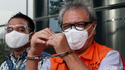 Nggak Ada Malunya, Tersangka Koruptor Ini Malah Pamer Borgol