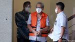 Nggak Ada Malunya, Tersangka Koruptor Ini Malah Pamer Borgol