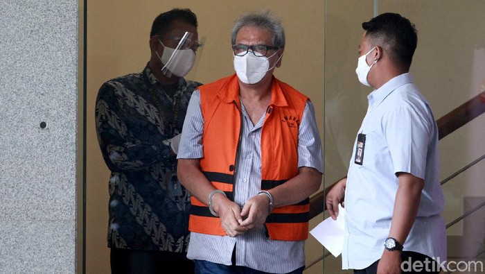 Usai Diperiksa KPK, Japorman Saragih Pamer Borgol di Tangan Mantan anggota DPRD Sumatera Utara, Japorman Saragih, menjalani pemeriksaan di KPK. Ia diperiksa terkait kasus dugaan suap eks Gubernur Sumut Gatot Pujo Nugroho