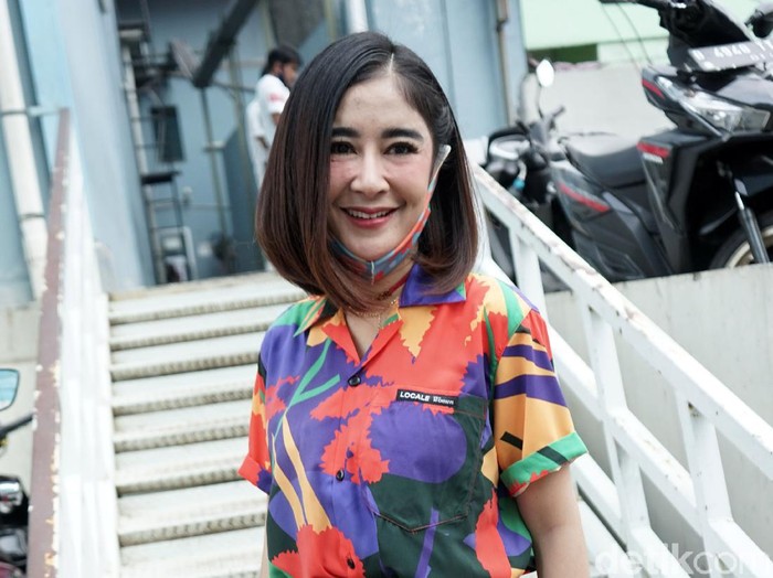 Uut Permatasari atau Uut Tri Pulungan saat ditemui di kawasan Trans TV.