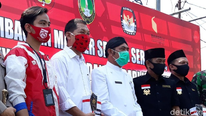 Walkot Solo FX Hadi Rudyatmo diapit paslon Gibran-Teguh dan Bajo
