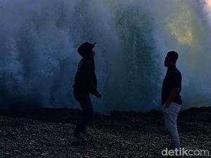 Diterjang Ombak Saat Berburu Sunset, 1 Wisatawan Pantai Serang Blitar Hilang