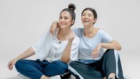 Bahkan ia kerap disangka adik dari Wulan Guritno. Foto: Instagram Wulan Guritno