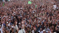 Aksi unjuk rasa memprotes majalan Prancis, Charlie Hebdo, yang kembali menerbitkan karikatur Nabi Muhammad SAW itu sebelumnya juga telah dilakukan oleh warga di Pakistan pada Jumat (4/9) minggu lalu. AP Photo/K.M. Chaudary.