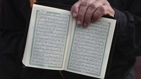 Diketahui, keputusan Charlie Hebdo menerbitkan ulang karikatur Nabi Muhammad dalam edisi Rabu (2/9) waktu setempat, dimaksudkan untuk menandai dimulainya persidangan terhadap para tersangka penembakan brutal di kantor Charlie Hebdo di Paris pada Januari 2015 lalu. AP Photo/Vahid Salemi.
